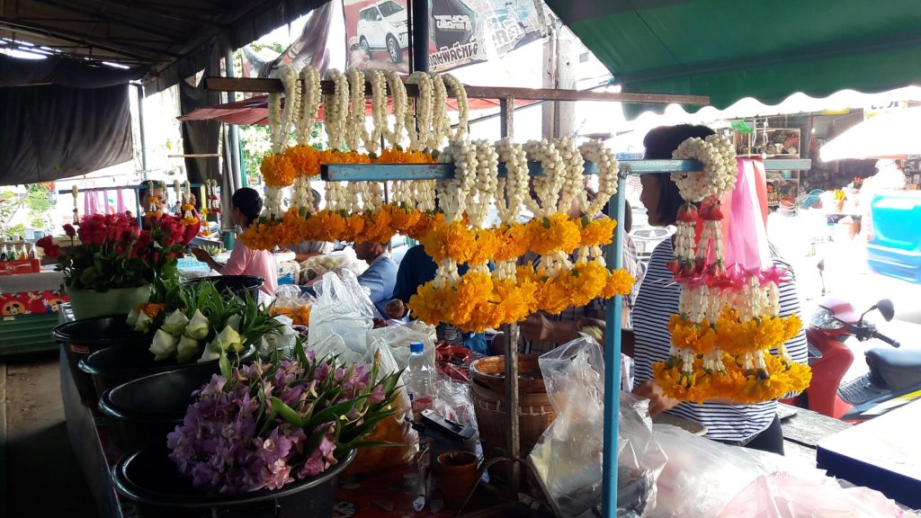 ตลาดสดคึกคัก! ยอดขายมาลัยสดกระฉูด แม้ดอกมะลิราคาพุ่ง กก.ละ 2 พันบาท คนซื้อสู้ไม่ถอย