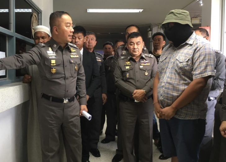 “ศรีวราห์” รับตัวผู้ต้องหาปล้นเต็นท์รถมือสองนาทวี