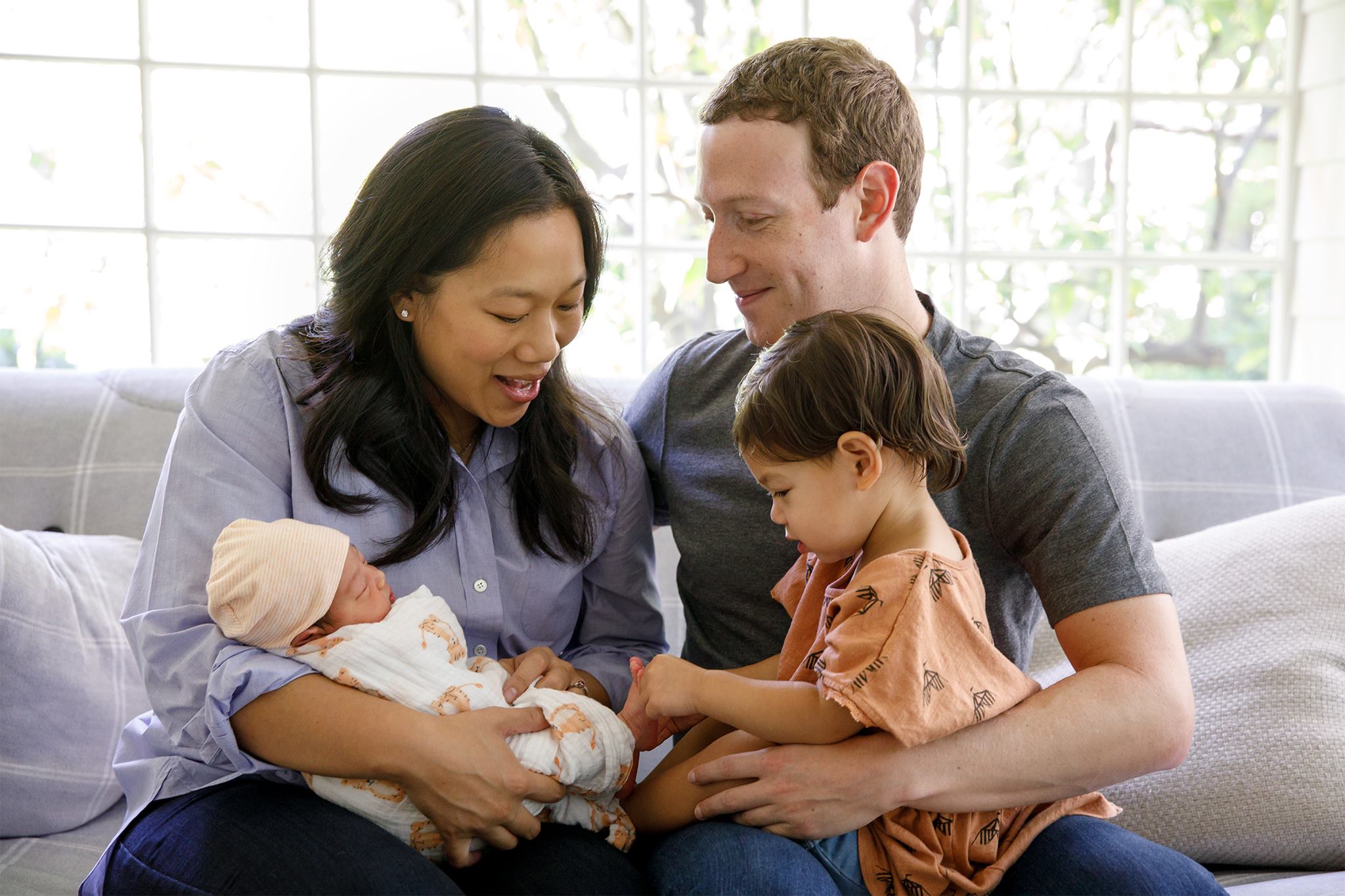 น่ารัก! “มาร์ค ซัคเคอร์เบิร์ก” อวดโฉมลูกสาวคนใหม่ “น้องออกัสท์”