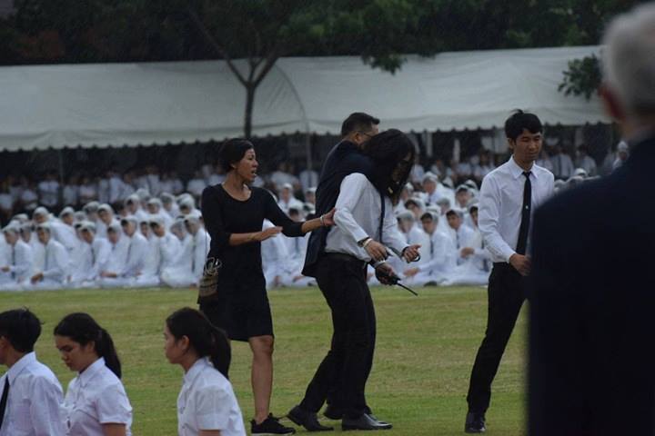 ดราม่า! นิสิตจุฬาประท้วงอาจารย์ให้เด็กหมอบกราบทั้งที่ฝนตก โดนอาจารย์วิ่งเข้าล็อกคอ!