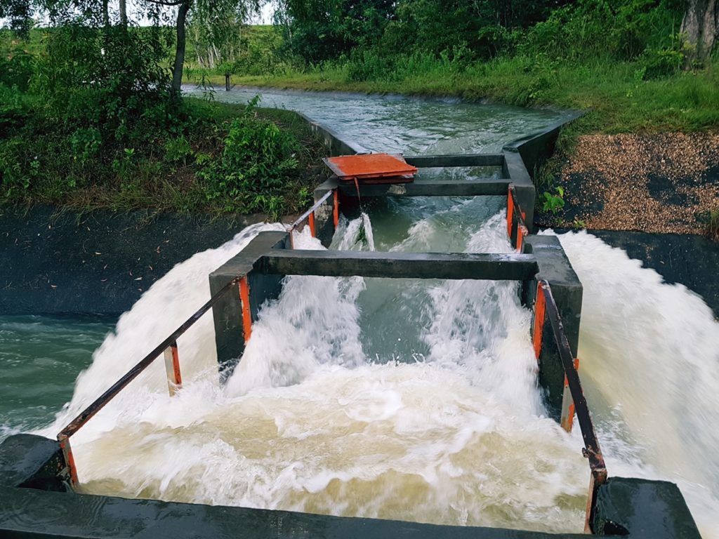 เจอฝนอีกระลอก! อ่างเก็บน้ำอำนาจเจริญจ่อคิวล้น ต้องเร่งระบายน้ำเต็มพิกัดเพื่อรักษาเขื่อนดิน