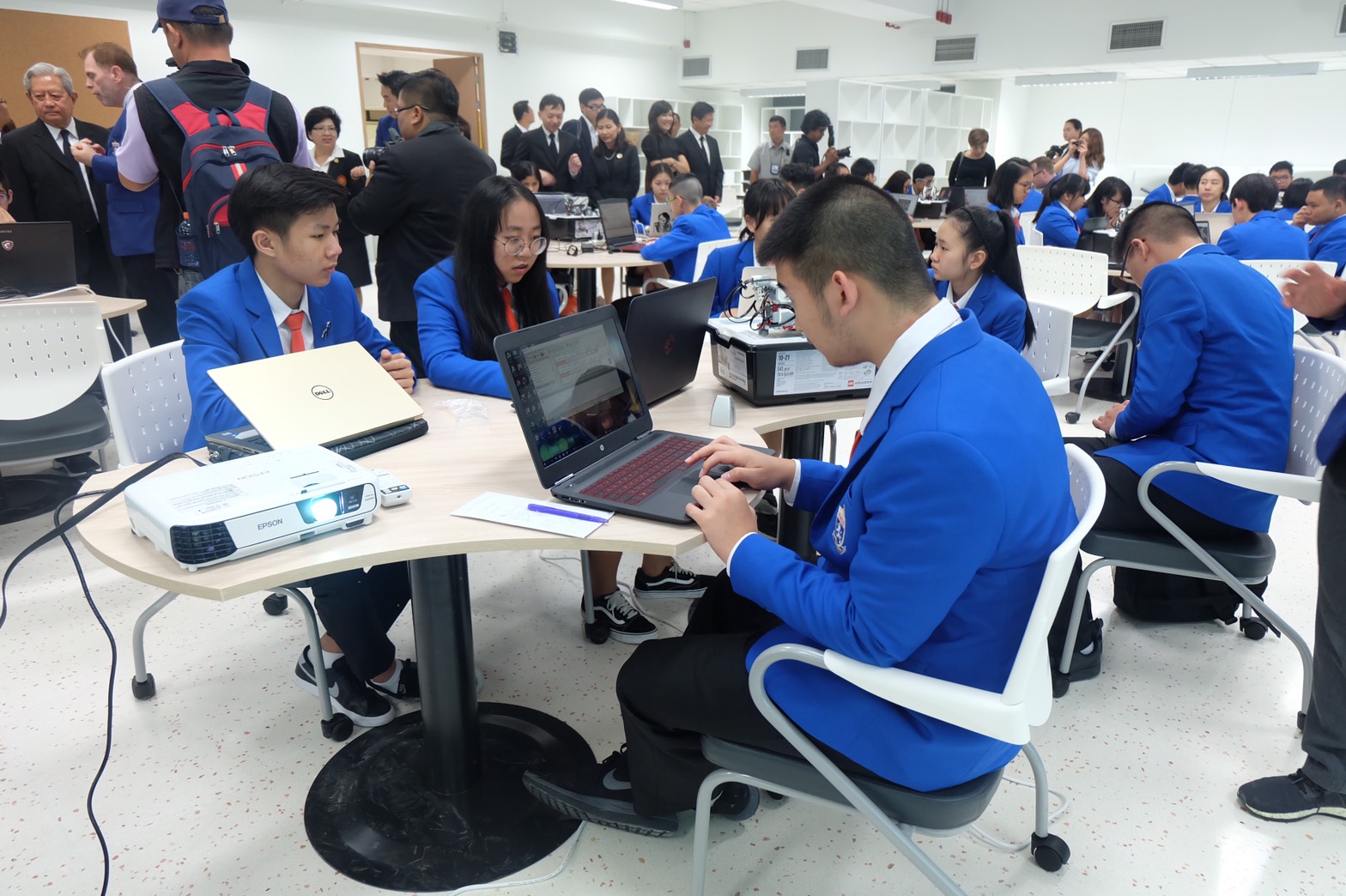 ทันโลกโรบอท! สาธิตนานาชาติพระจอมเกล้า เปิดห้องเรียนหุ่นยนต์”STEM CLASS”ปั้นเด็กอัจฉริยะ