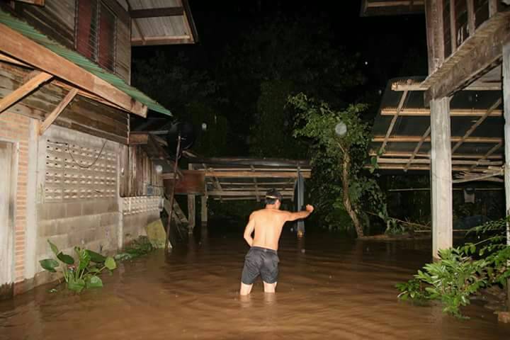 แพร่ฝนตกหนัก น้ำป่าท่วมชุมชนวังชิ้น สูงสุด 1 เมตร ผู้ว่าฯนำกู้ภัยเข้าพื้นที่กลางดึก