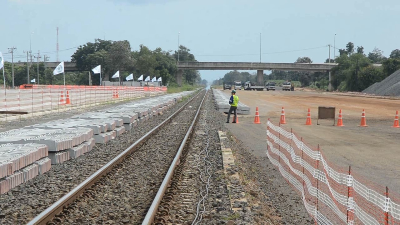 “อาคม” ตรวจความคืบหน้าสร้างรถไฟทางคู่ที่โคราช ล่าสุดคืบหน้าไปแล้ว 35%