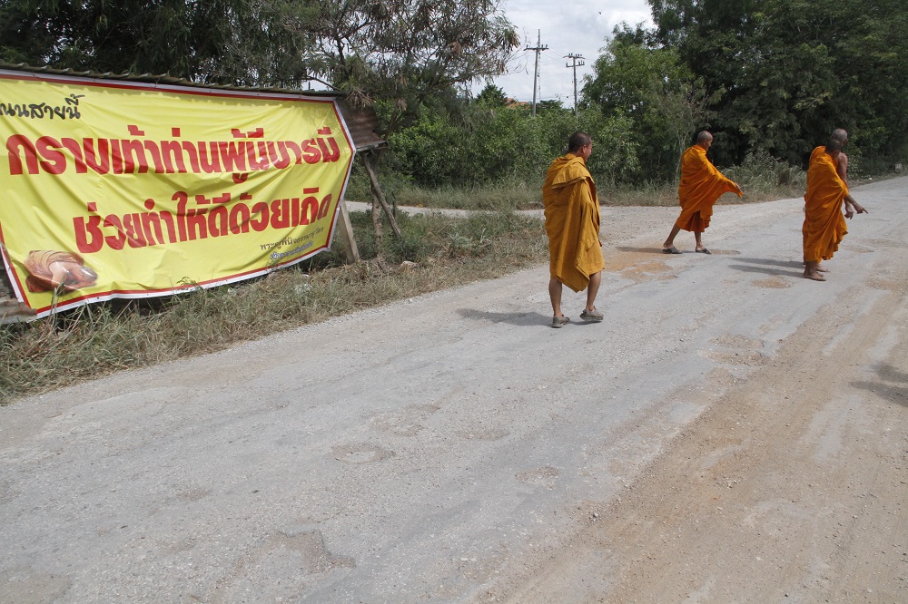ทนไม่ไหว! เจ้าอาวาสขึ้นป้าย “กราบเท้าผู้มีบารมี ช่วยทำให้ดีด้วยเทิด” หลังชำรุดนาน เดือดร้อนหนัก