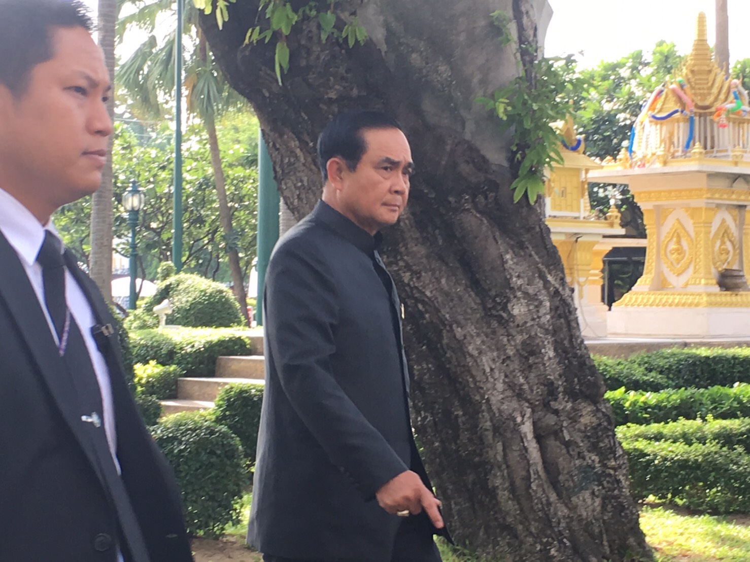 “บิ๊กตู่” เครียดก่อนเข้าประชุม ไม่ตอบปม “ยิ่งลักษณ์” เเถลงปิดคดีจำนำข้าววันนี้