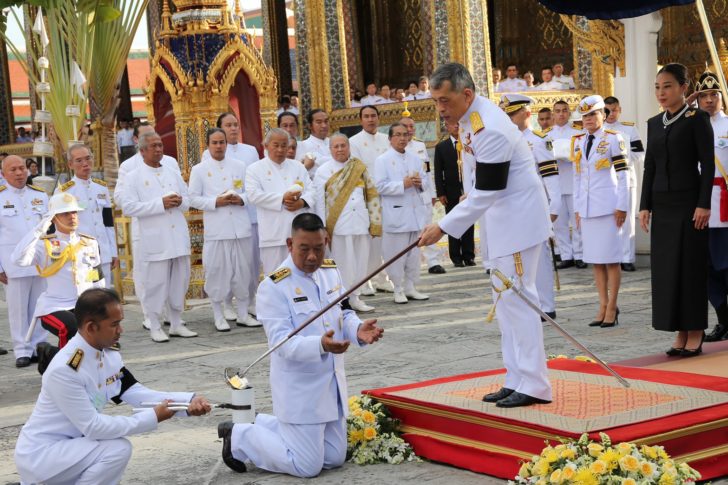 สมเด็จพระเจ้าอยู่หัว ทรงเททองหล่อพระพุทธรูปประจำพระชนมพรรษา พระราชินีในรัชกาลที่ 9