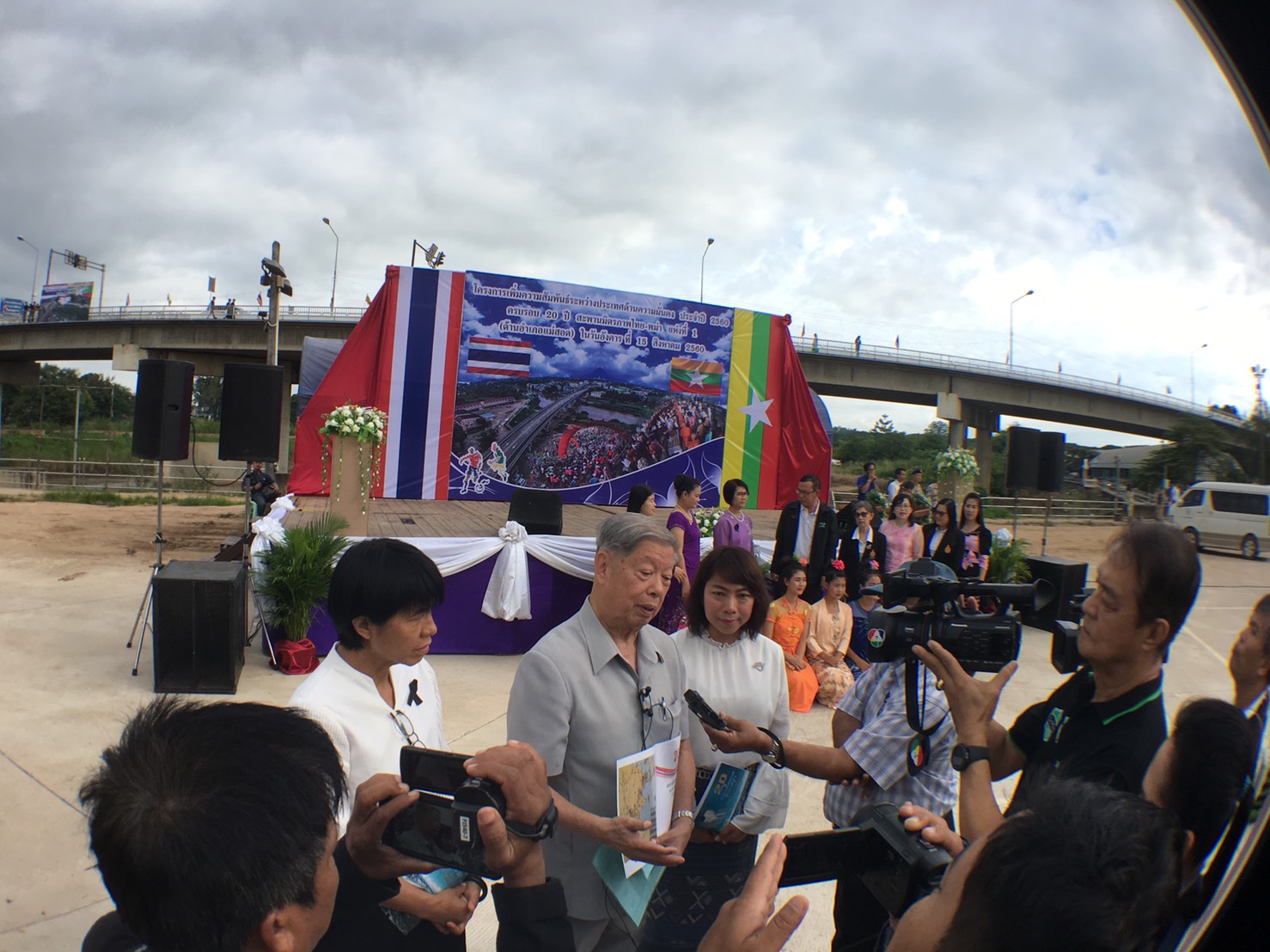 “ไทย-เมียนมา” ฉลองเปิดใช้สะพานเมยครบ 20 ปี เผยบูมศก.ค้าชายแดนแม่สอดทะลุ 1 แสนล้าน
