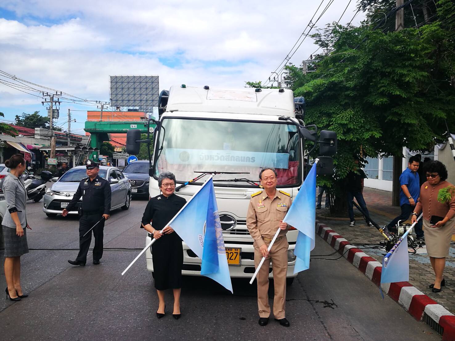 “พาณิชย์” ปล่อยขบวนรถบรรทุกสิ่งของช่วยเหลือผู้ประสบภัยน้ำท่วม