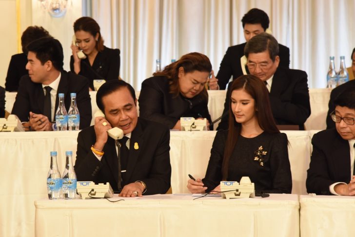 นายกฯ นั่งข้างนักเเสดงช่อง 7 นำครม.-ศิลปินดารา ร่วมรับสายช่วยน้ำท่วมอีสาน