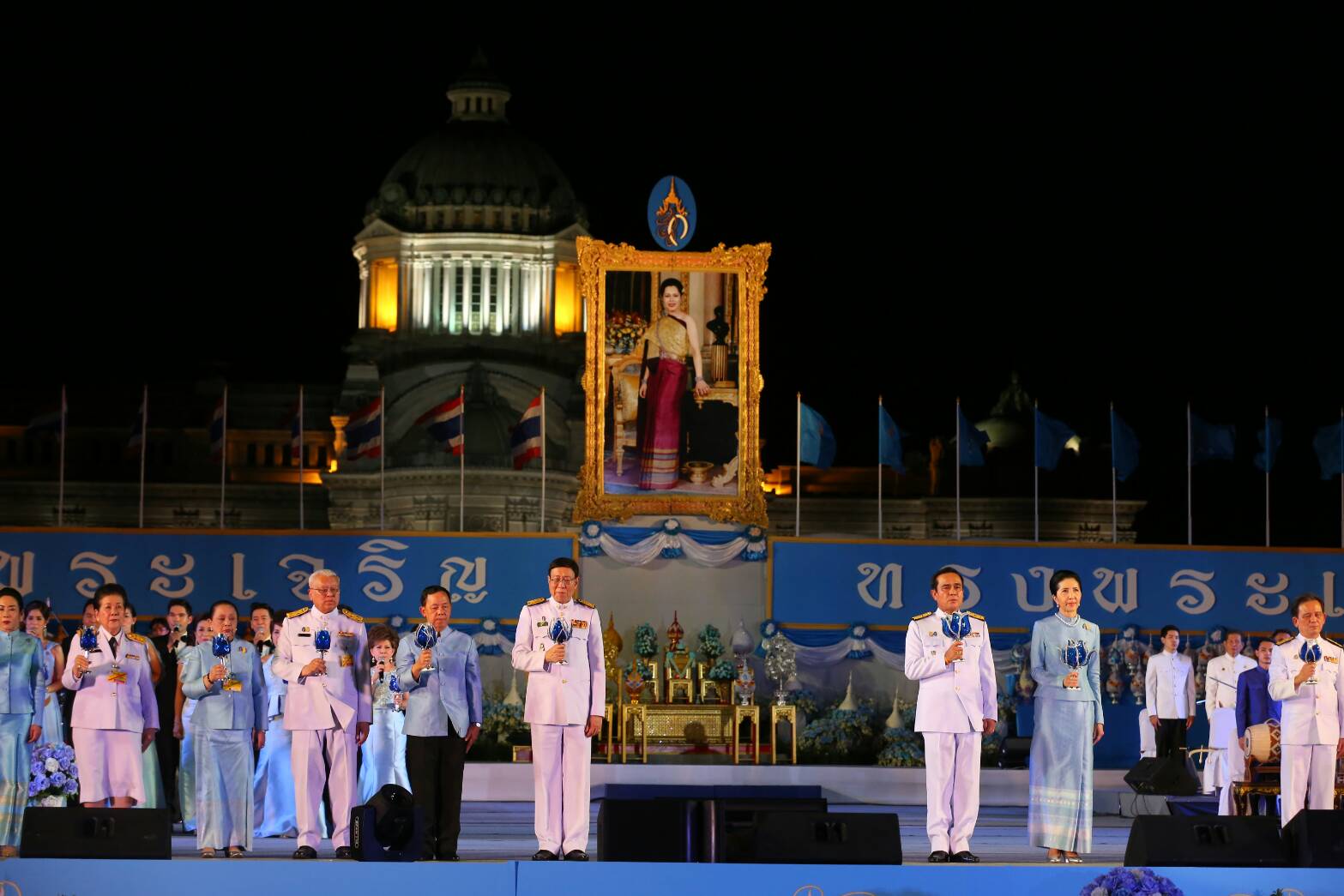 นายกฯ นำจุดเทียนชัยถวายพระพร “พระราชินี” เสียงทรงพระเจริญดังกึกก้อง