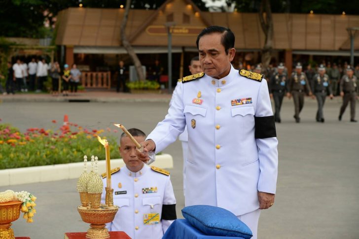 S__29892644 สมเด็จพระเจ้าอยู่หัว โปรดเกล้าฯ นายกฯ นำสวดมนต์ถวาย ร.9-พระราชินี