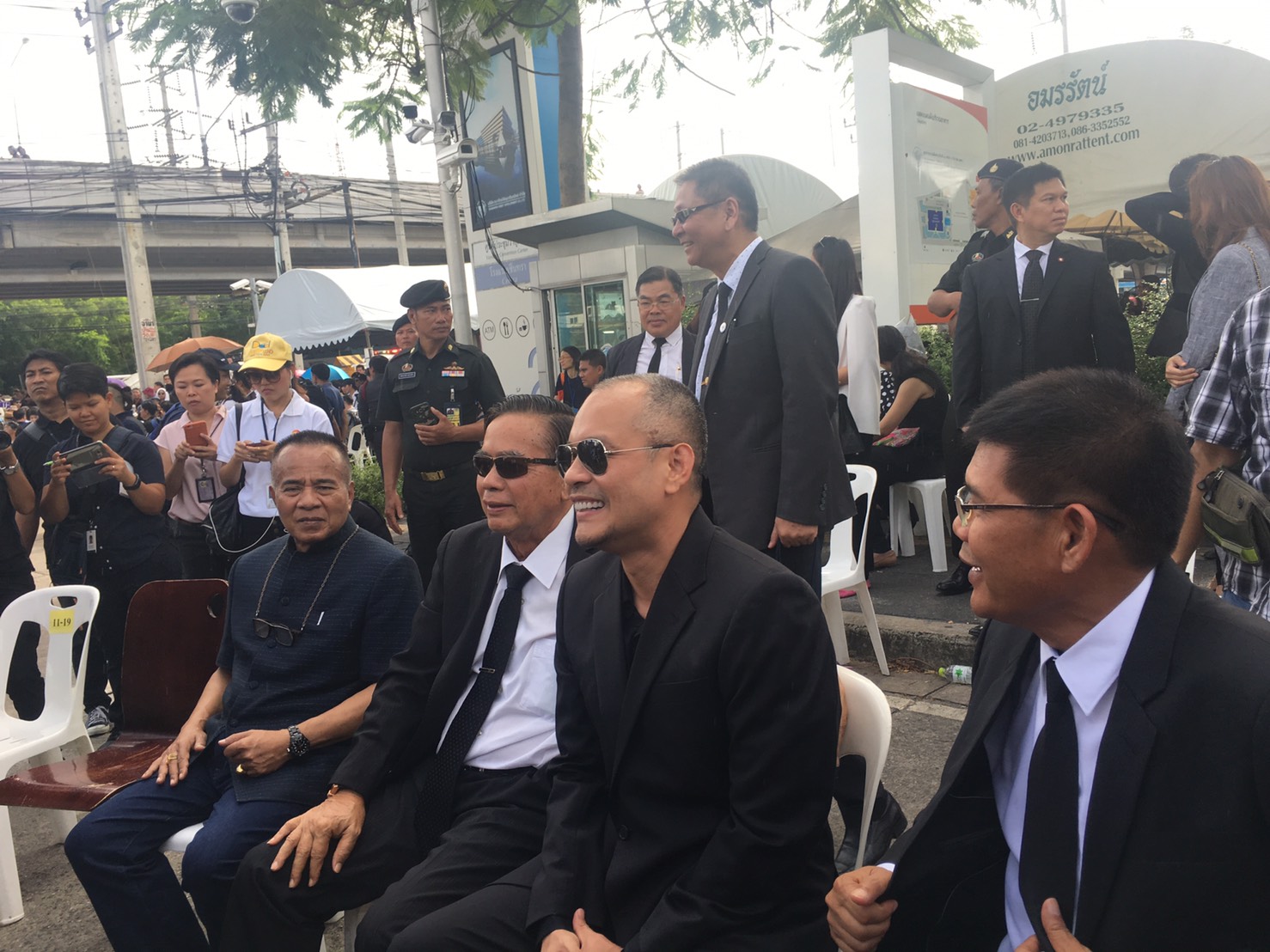 “ณัฐวุฒิ” ให้กำลังใจ “ยิ่งลักษณ์” ขอบคุณประชาชนที่มาให้กำลังใจวันนี้