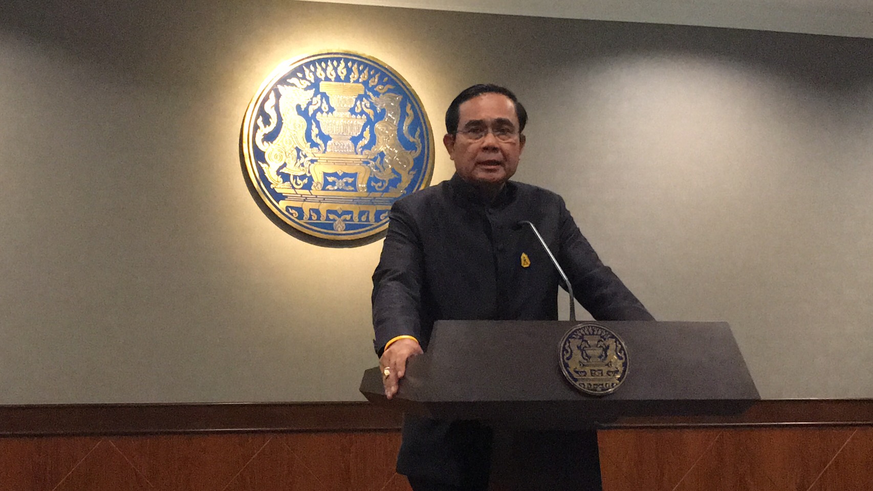 นายกฯเผย ร.10 ทรงห่วงใยปชช. รับสั่งช่วยเหลือน้ำท่วม ดูแลระบบการศึกษา ขรก.ต้องเป็นเเบบอย่างที่ดี