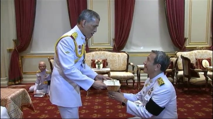 ร.10 พระราชทานรายได้จากไดอารี่ฝีพระหัตถ์ 100 ล้าน รพ.ศิริราช