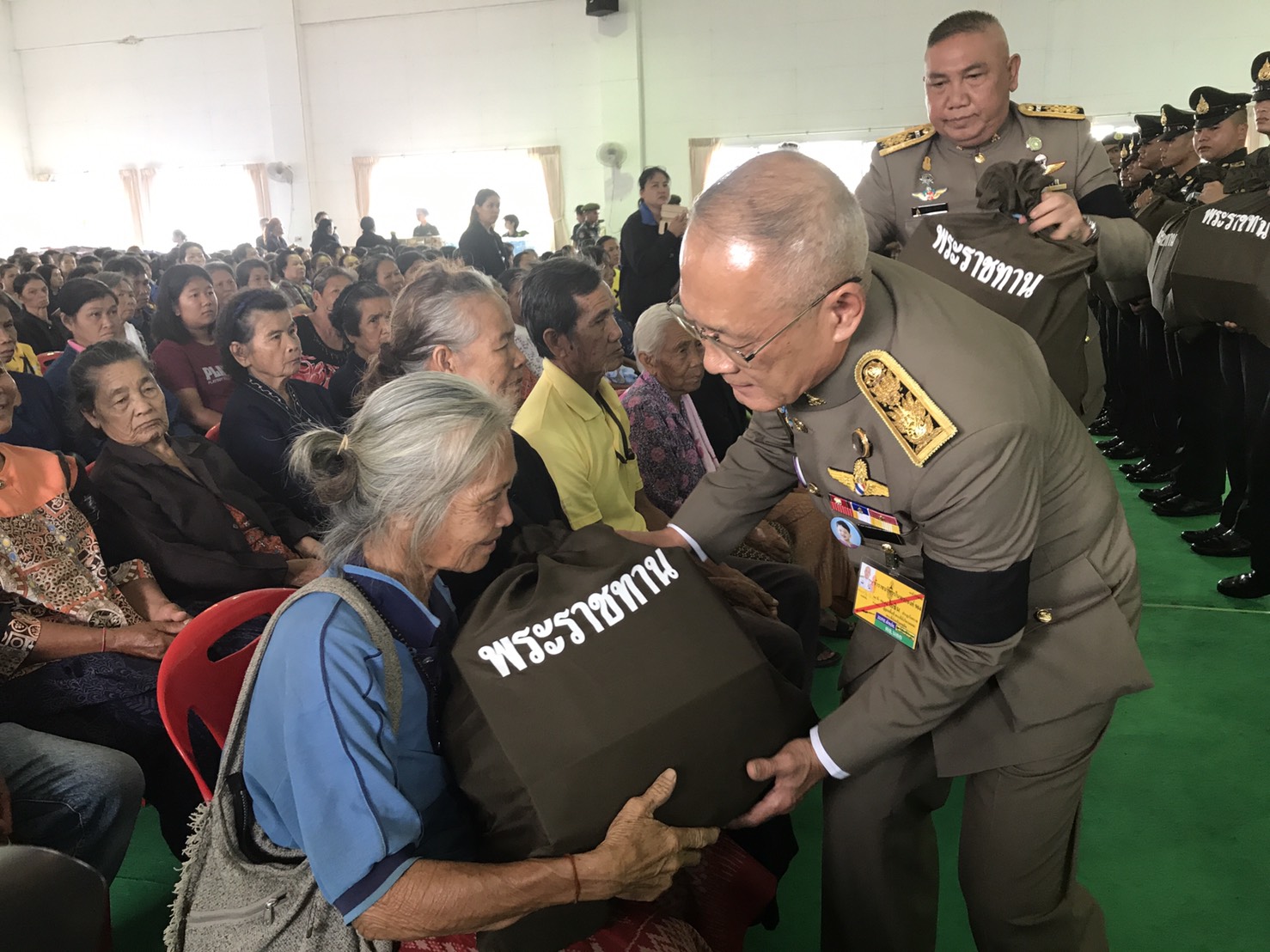 ร.10 พระราชทานสิ่งของช่วยผู้ประสบอุทกภัย จ.นครพนม
