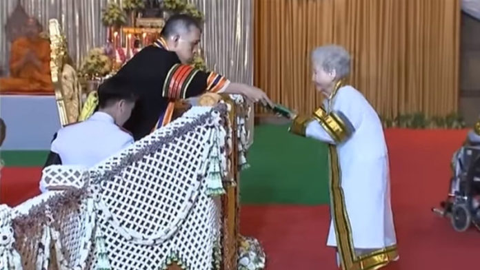คุณยายวัย 91 ปี รับพระราชทานปริญญาบัตรกับพระหัตถ์ในหลวง