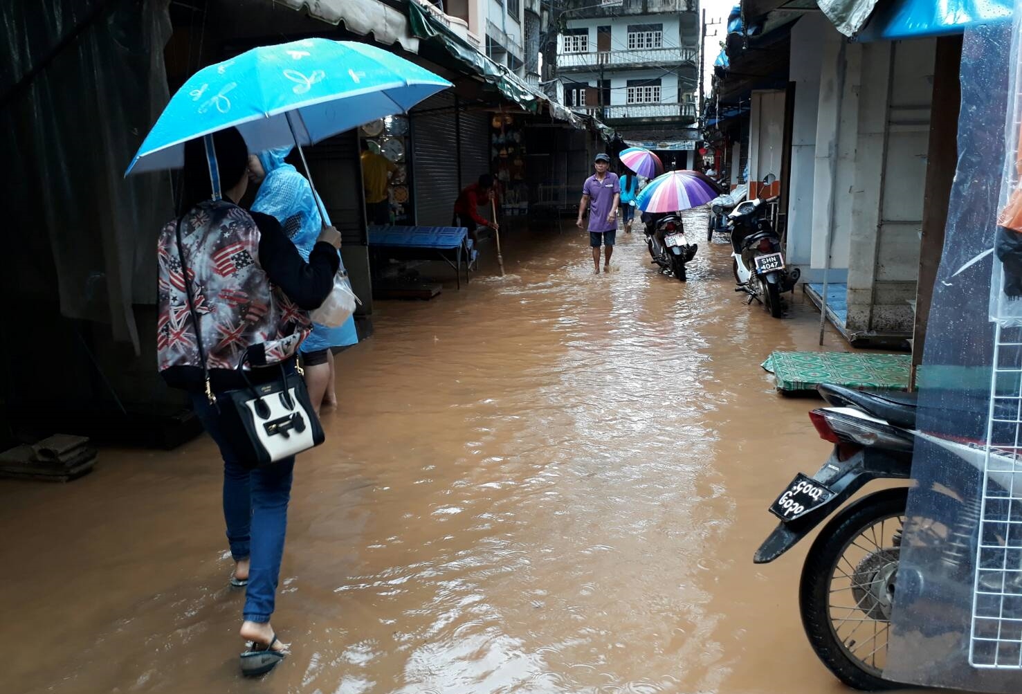 ฝนตกไม่หยุด น้ำล้นตลิ่งเชียงราย ตลาดชายแดนอ่วม