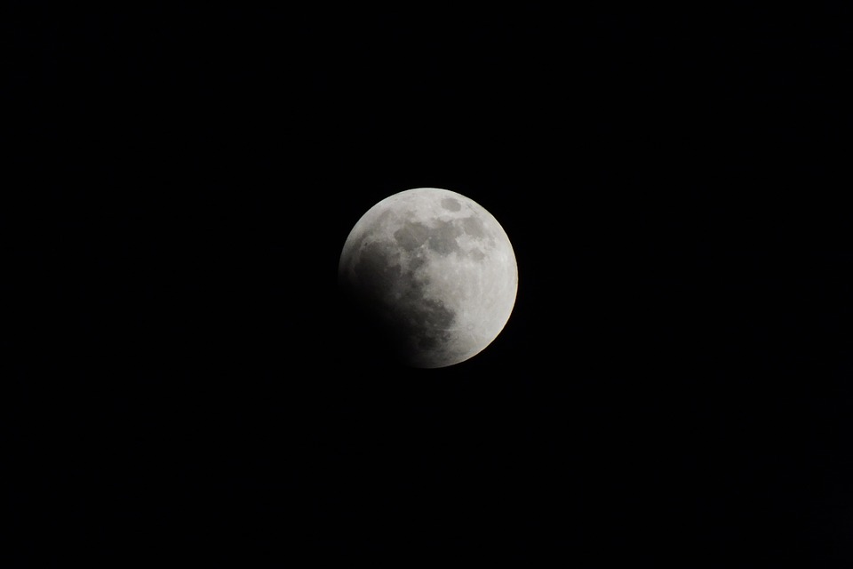 หลังเที่ยงคืนนี้! ชมจันทรุปราคาบางส่วน เห็นได้ในเมืองไทย
