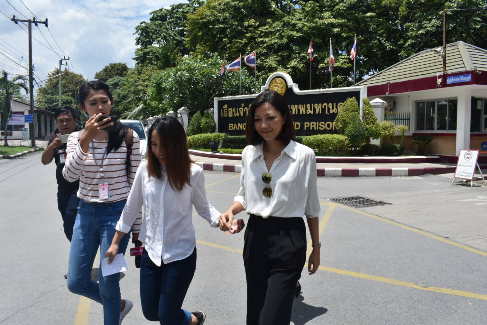 “กุ๊ก กฤติกา” ผู้ประกาศสาว เข้าเยี่ยม “สรยุทธ” ซื้อของร้านค้าสวัสดิการฝากผู้คุมส่งมอบ