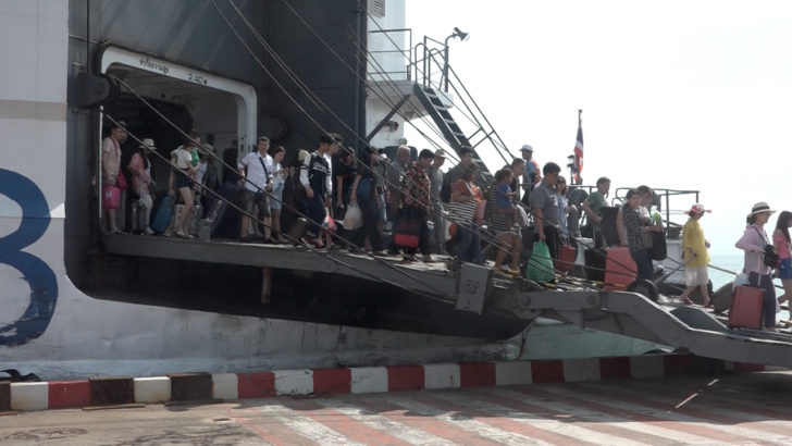 โวยเฟอร์รี่เกาะสมุย ฉวยส่วนต่างออนไลน์ สมาชิกรอคิว 2-5 ชม. วอนรัฐอย่าปล่อยผูกขาด!