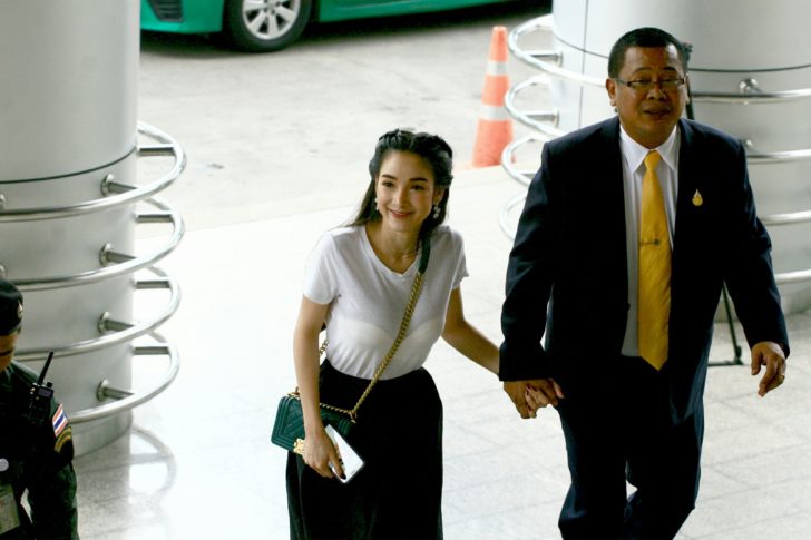 ศาลนัดสืบพยานโจทก์ปากเเรก “เบนซ์” สมคบค้ายา 3 ก.ค.61 “แพท” พาลูกเยี่ยม