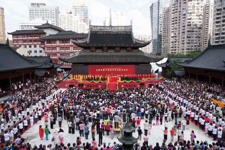 สุดทึ่ง! จีนย้ายศาลาวัดพระหยกขาวหนัก 2 พันตันเสร็จใน 2 สัปดาห์ ลดความแออัดนักท่องเที่ยว-ป้องกันอัคคีภัย