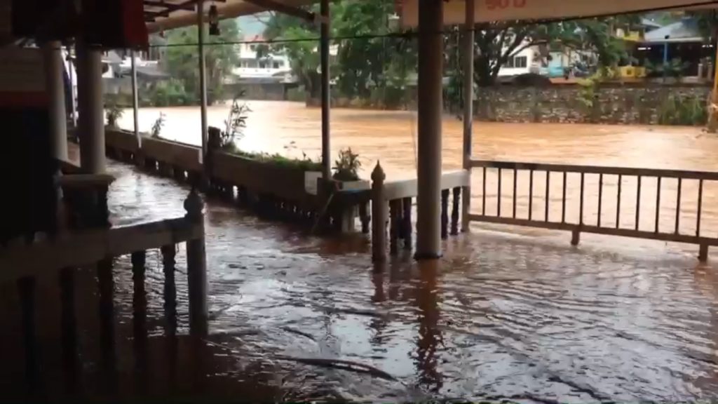 ฝนถล่มชายแดนไทย-พม่า น้ำล้นตลิ่งแม่น้ำสายทำตลาดจม เจ้าหน้าที่เฝ้าระวังเตือนปชช.เตรียมพร้อม