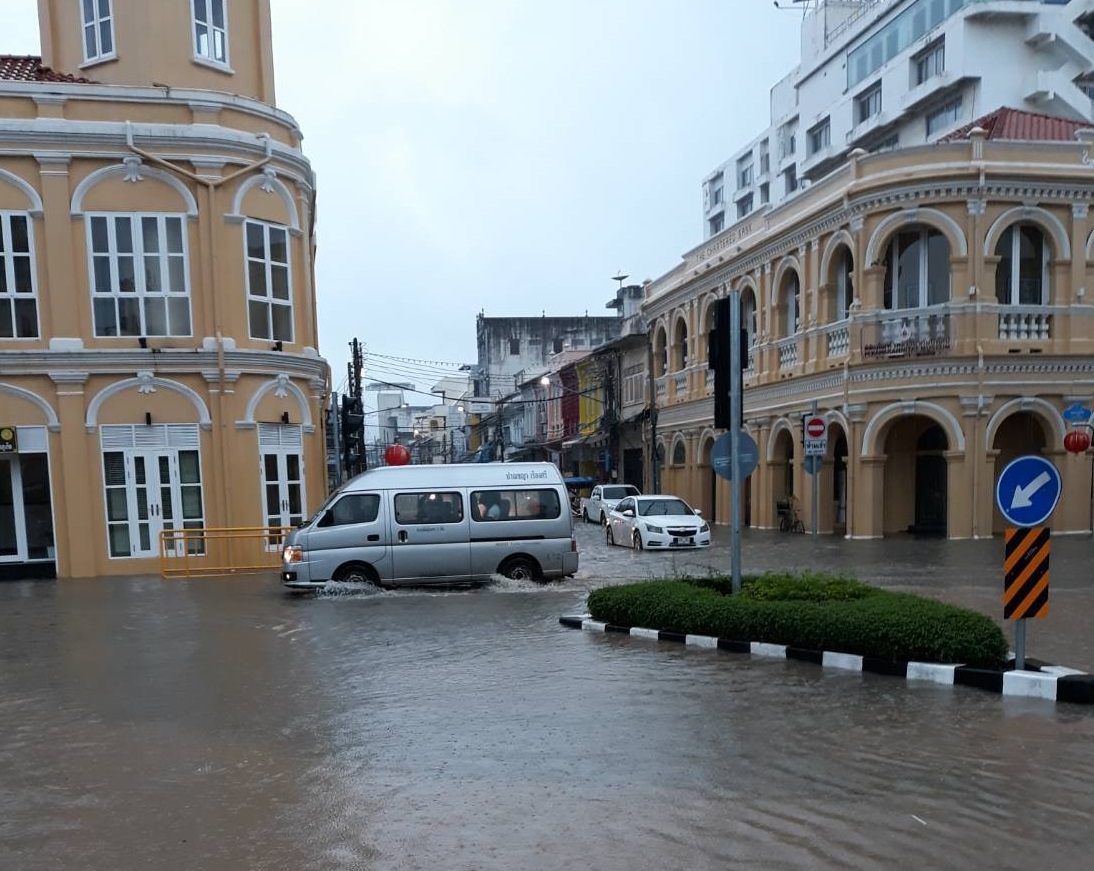ฝนถล่มภูเก็ตอ่วม! ดินสไลด์-น้ำท่วมรอระบาย