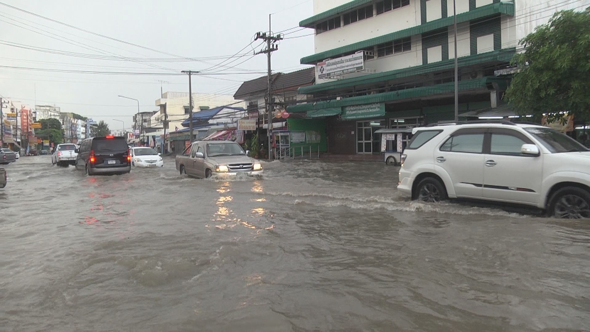 ฝนถล่มโคราชซ้ำ! น้ำท่วมขังถนนหลายสายเป็นวันที่สองติดต่อกัน เร่งเก็บเศษปฏิกูลขวางท่อระบายน้ำ
