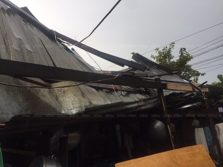 พายุฝนกระหน่ำนนทบุรี ลมพายุหมุนพัดหลังคาบ้านเปิดออกพังเสียหาย