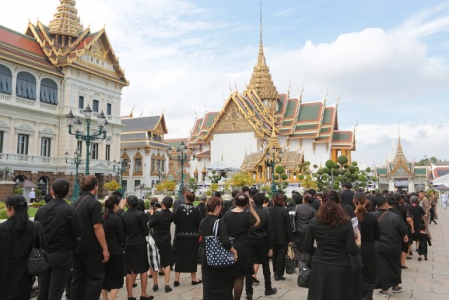 รบ.เผย 317 วัน ปชช.เข้าถวายบังคมพระบรมศพกว่า 10.65 ล้านคน เตรียมการพระราชพิธี คาดเสร็จตามกำหนด