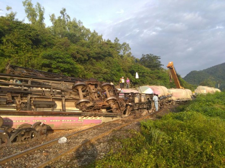 เร่งกู้รถไฟตกรางที่แก่งคอย ปิดถนนตัดผ่าน 2 วัน