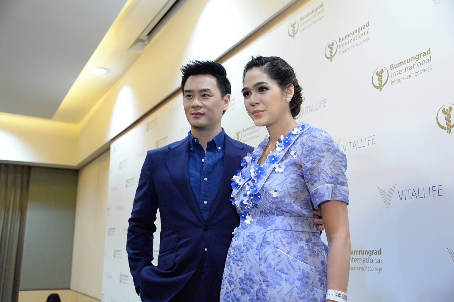 ‘ชมพู่ อารยา’ ​ควงสามี เปิดใจหลังคลอดลูกแฝด เผยจองโรงเรียนให้ลูกไว้แล้ว