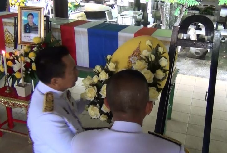 ร.10 พระราชทานพวงมาลาวางหน้าหีบศพทหารเหยื่อระเบิดสายบุรี จ.ปัตตานี