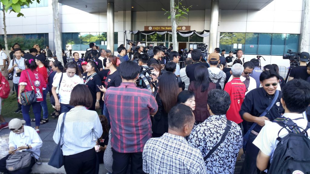 ประชาชนรอให้กำลังใจหน้าศาล นัดอ่านคำพิพากษาจำนำข้าว “ยิ่งลักษณ์” จนท.คุมเข้ม