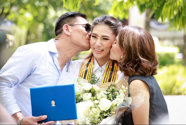 ชื่นมื่น! “เอ๋ ชนม์สวัสดิ์-ตู่ นันทิดา” ร่วมแสดงความยินดี “เพลง” รับปริญญา บรรยากาศสุดอบอุ่น!