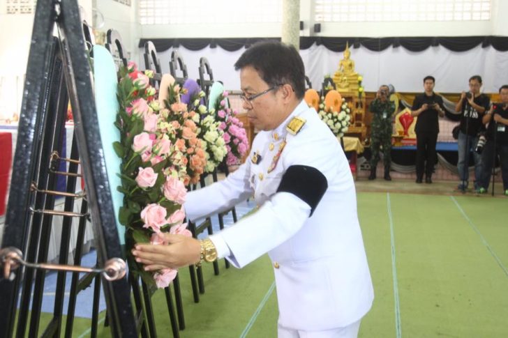 สมเด็จพระเจ้าอยู่หัว พระราชทานพวงมาลาแก่ทหารพราน-ตำรวจอีโอดี ที่เสียชีวิตจากเหตุระเบิด