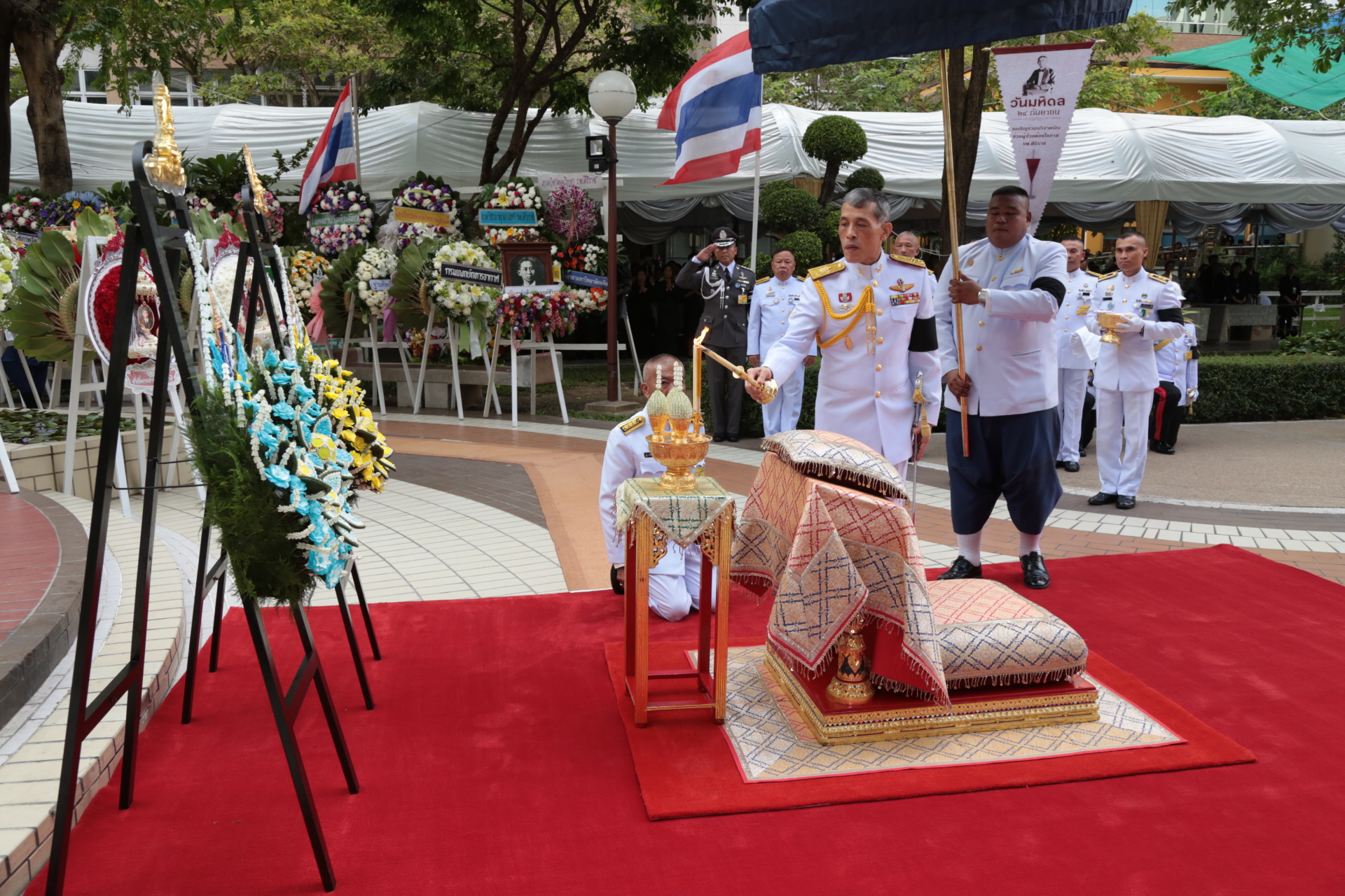ร.10 ทรงวางพวงมาลาถวายราชสักการะ “สมเด็จพระบรมราชชนก” เนื่องในวันมหิดล