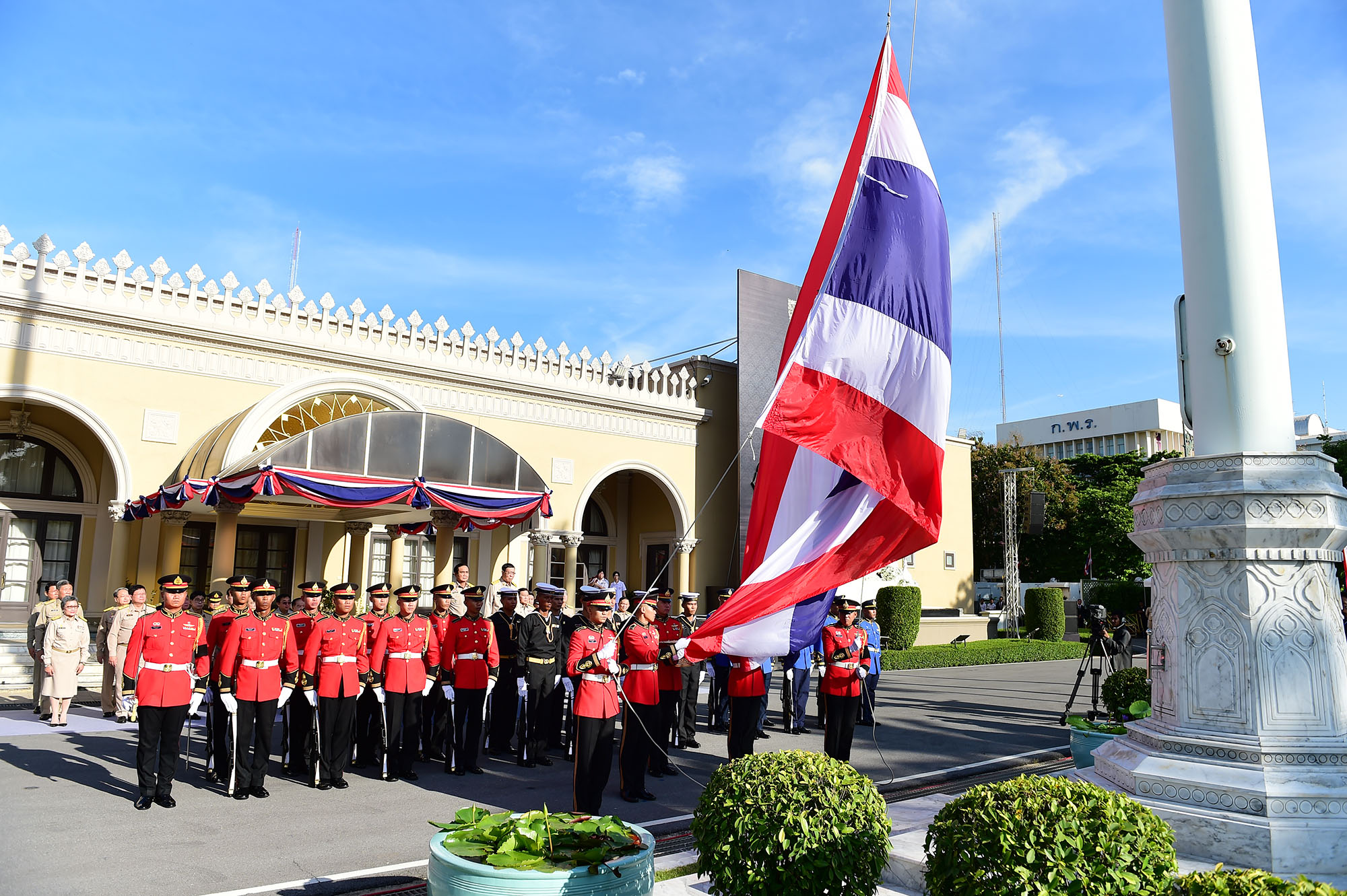 100 ปี ธงชาติไทย ‘บิ๊กตู่’ นำครม.ร้องเพลงชาติกระหึ่มทำเนียบรัฐบาล