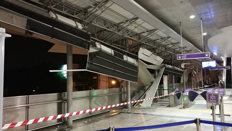 อ่วม! ฝนตกหนักทำพิษ ลมพัดหลังคารถไฟฟ้าปลิวว่อน ตกกระจายบนถนน