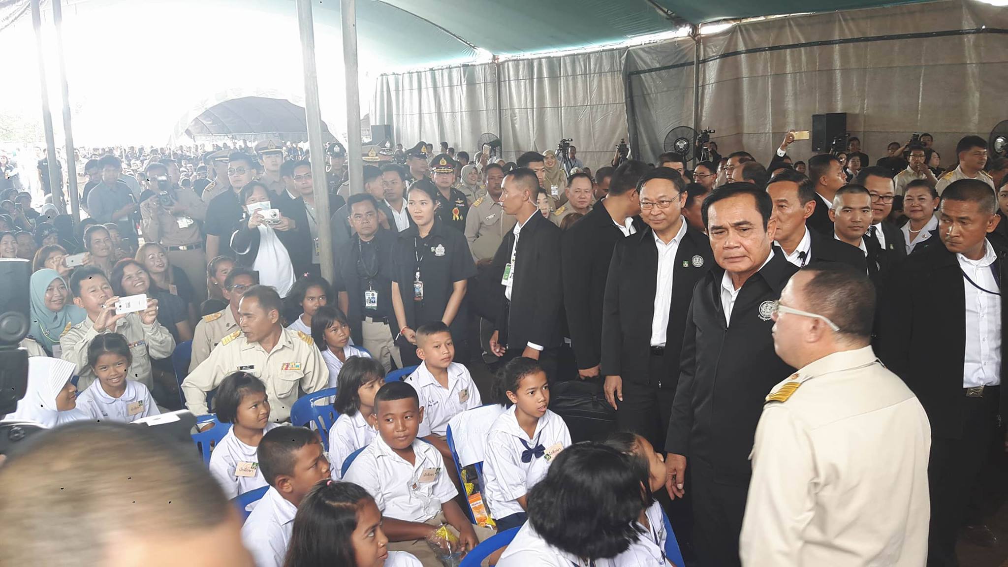 นายกฯมอบไวไฟชาวสตูล ฉุนคนดูถูกไทยแลนด์ 0.4 บอกคนเก่งเยอะแยะ ติดตั้งเน็ตประชารัฐแล้ว1.6หมื่นหมู่บ้าน