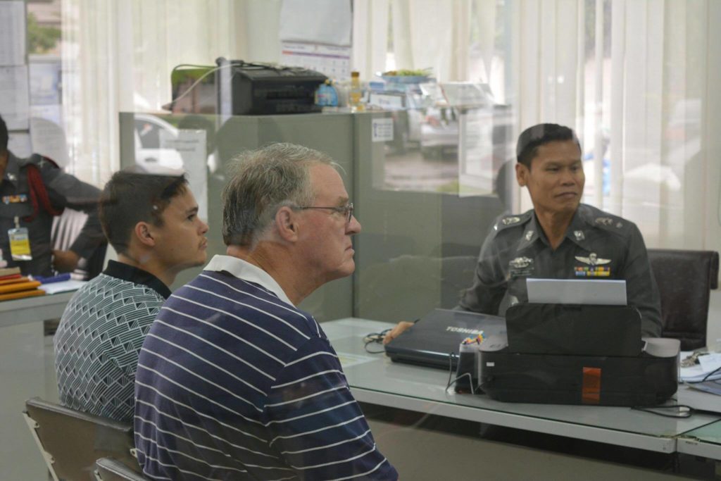 พ่อ-น้องชาย นำอาหารขนมเยี่ยม”เอมี่” นางเอกเผยแม่ลั่นหลุดคดีออกวงการบันเทิงไปอยู่ตปท.