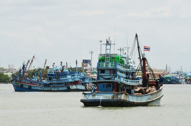 เรือประมงอ่วมจ่ายฟรี 800 ล. กม.ห้ามต่างด้าวออกจับปลา-