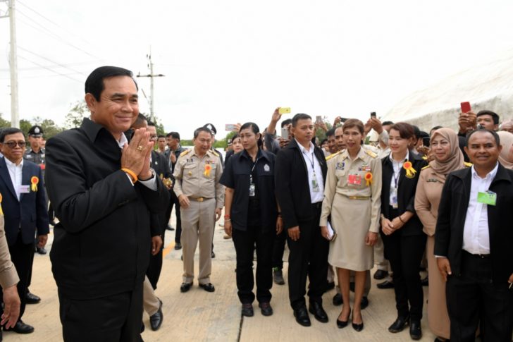 “บิ๊กตู่” ขออย่าสร้างวิกฤตการเมือง โวปชช.ตอบ 4 คำถามล้านกว่า แต่สนใจเรื่องการเมือง-ประชาธิปไตยที่ถูกต้อง