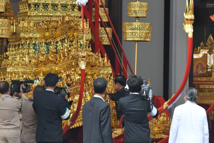 นายกฯ บวงสรวงการอัญเชิญราชรถ และพระยานมาศ ใช้ในพระราชพิธีถวายพระเพลิงพระบรมศพ