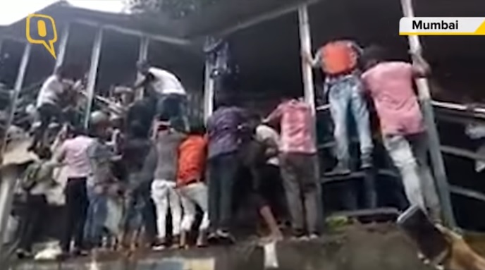 เผยคลิปนาทีสุดโกลาหล เหยียบกันตายบนสะพานข้ามสถานีรถไฟในนครมุมไบ อินเดีย