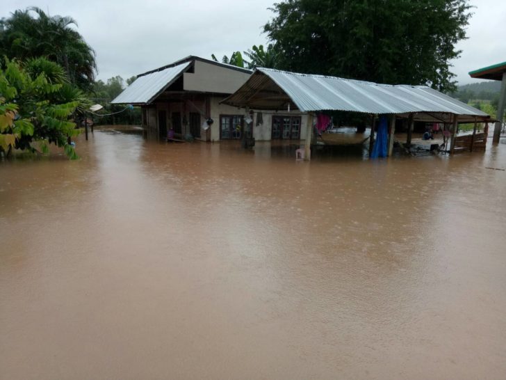 น้ำป่าทะลัก “ภูเรือ” ท่วมชาวบ้านกว่า 20 หลัง ระดมเจ้าหน้าที่ช่วยขนของหนีน้ำอลหม่าน !