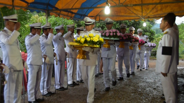 ในหลวง ร.10-พระบรมวงศานุวงศ์ พระราชทานพวงมาลาหลวงวางหน้าหีบศพ ด.ต.อนิรุทธ ตร.กู้ระเบิดพลีชีพ