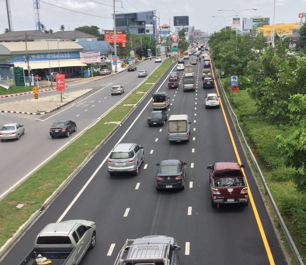 ทางหลวงชนบทอวดโฉม”ถนนราชพฤกษ์”ปูผิวจราจรแบบพอรัสแอสฟัลต์ลดการลื่นไถล ระบายน้ำได้ดี